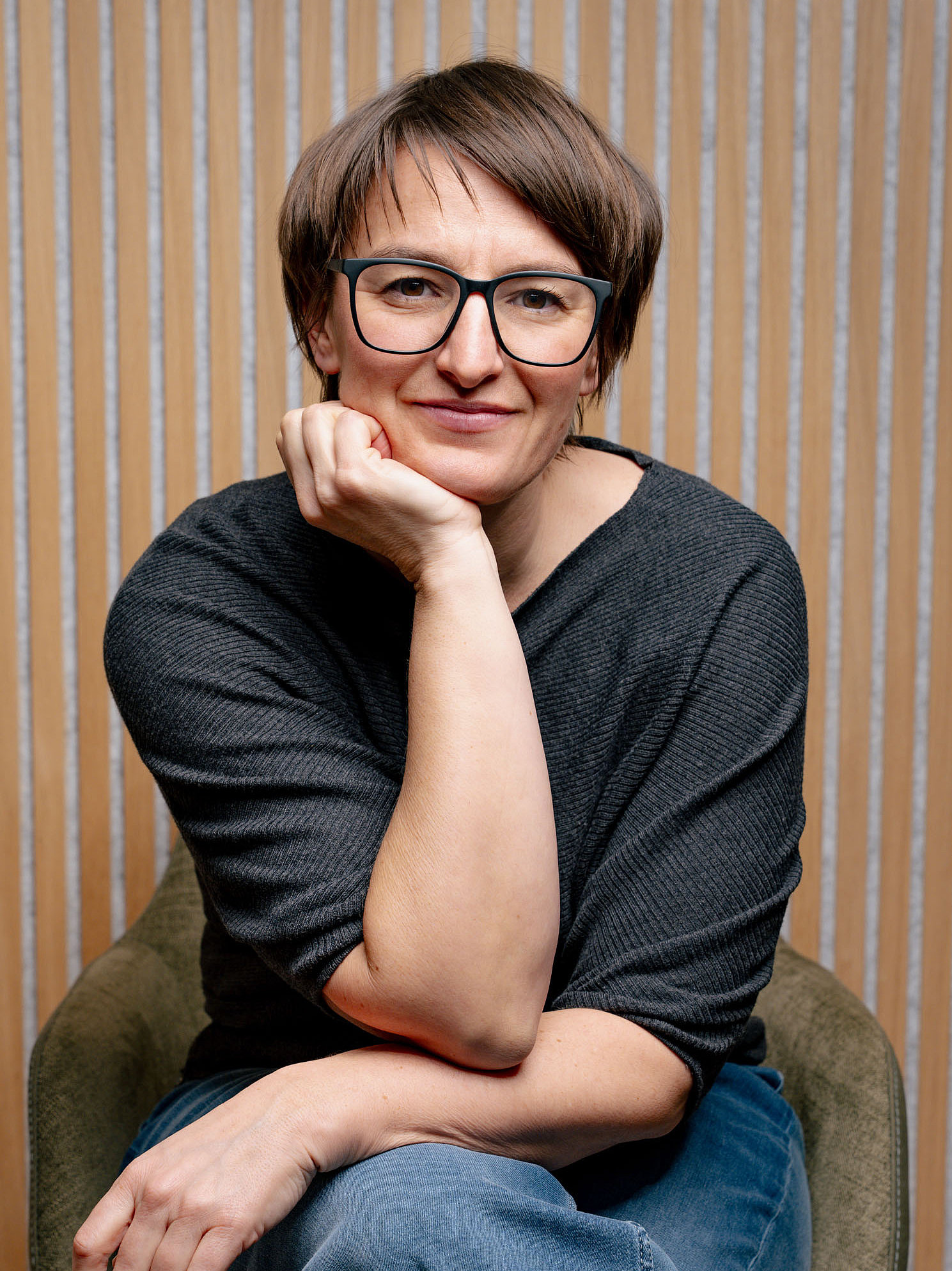 ein Foto von Dr. Johanna Sohm wie sie auf einem Sessel sitzt.