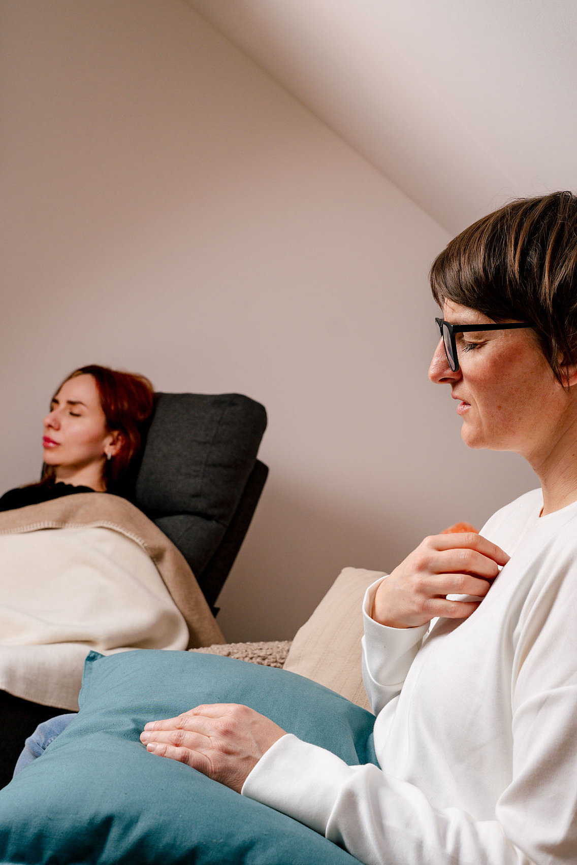 Dr. Johanna Sohm führt eine Hypnose durch.