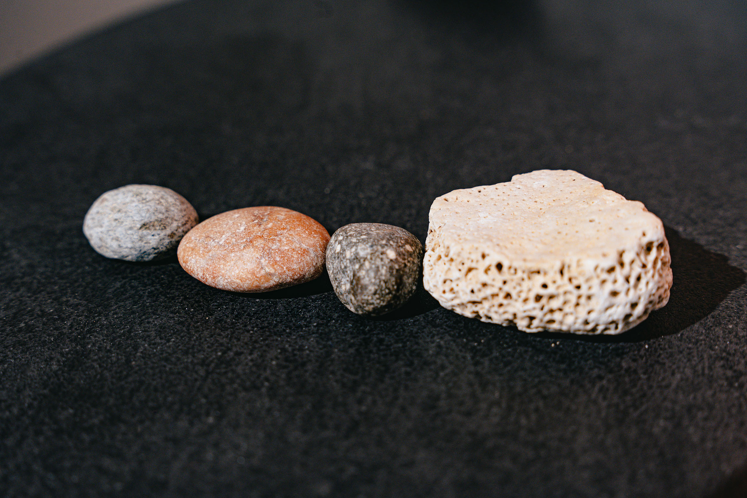 Verschiedene Steine auf schwarzem Hintergrund