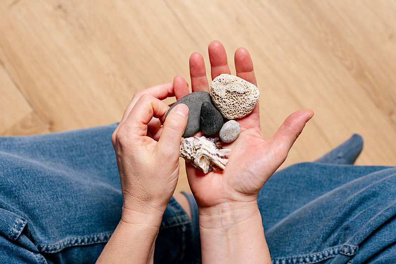 Dr. Johanna Sohm hat verschiedene Steine und Muscheln in der Hand.