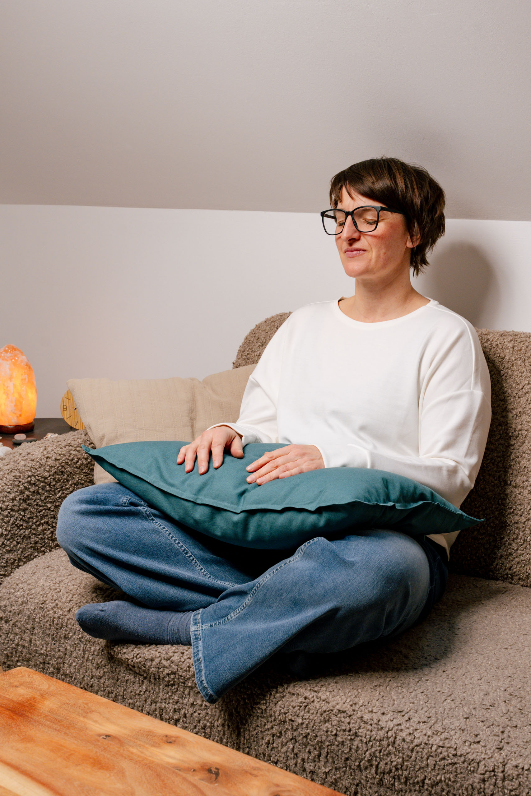 Dr. Johanna Sohm auf einer gemütlichen Couch.