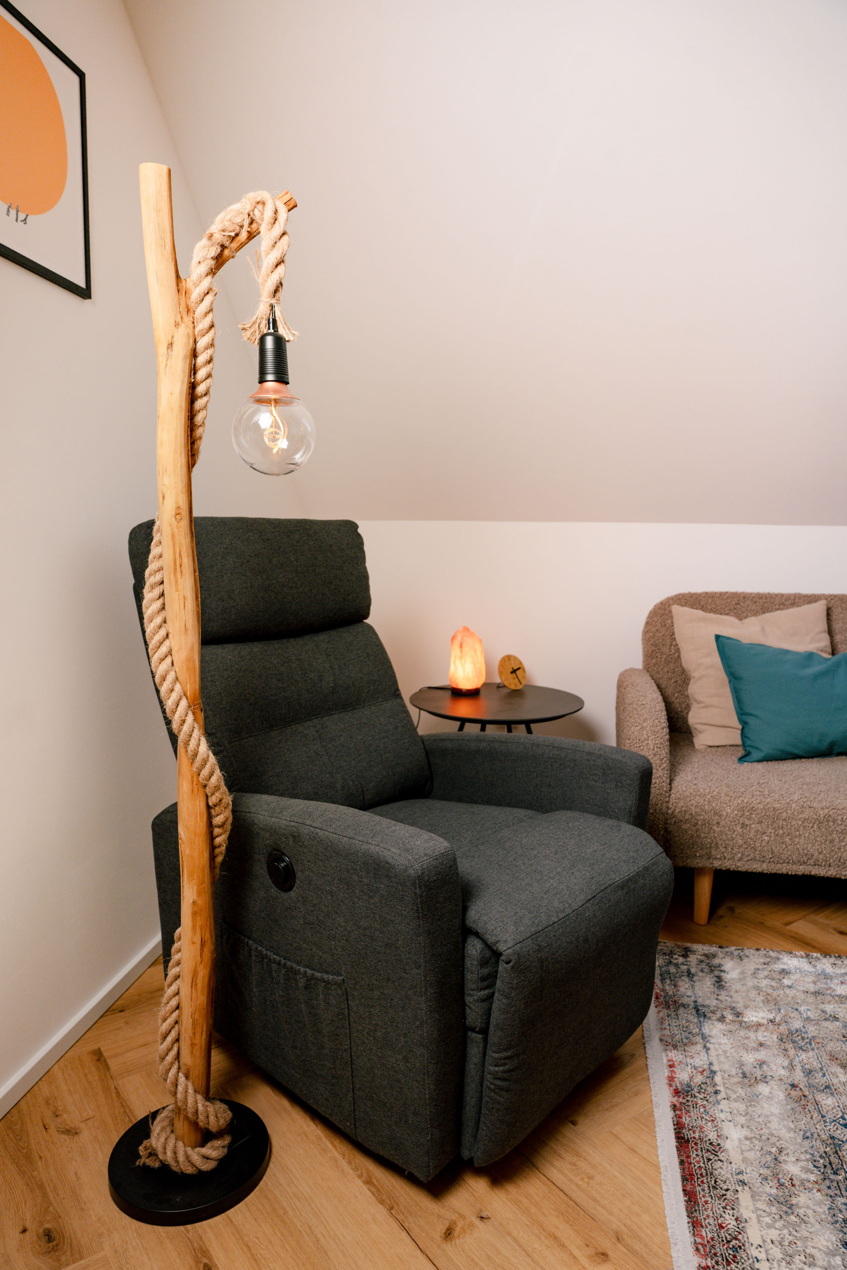 Ein schwarzer Sessel und eine Stehlampe in der Praxis von Dr. Johanna Sohm.